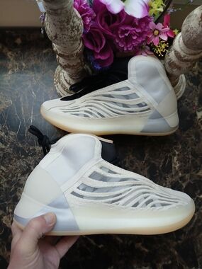 Yeezy Quantum Lace-UpAthletic/Comfort Streetwear Shoes Size 10 for Men
